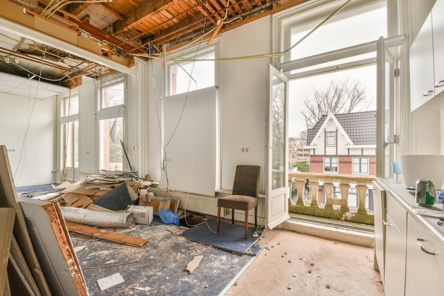 interior of empty room with windows 2026 01 07 23 32 38 utc